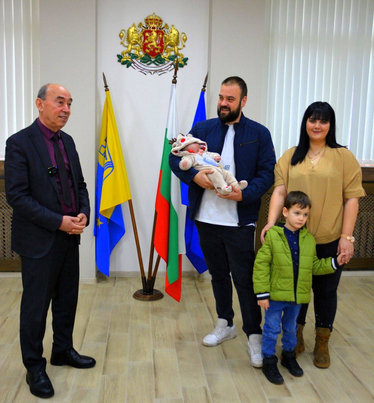 Зам.-кметът Петър Петров (вляво) и щастливите родители